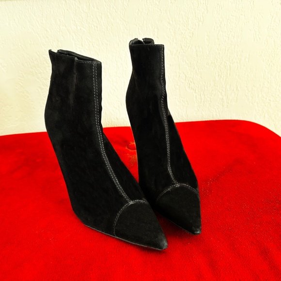 Manolo Blahnik Suede Ankle Boots. - Picture 8 of 9